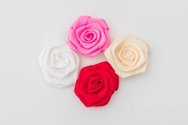 Rose fleur de ruban sur fond blanc.