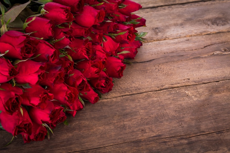 Photo gratuit rose sur fond de bois