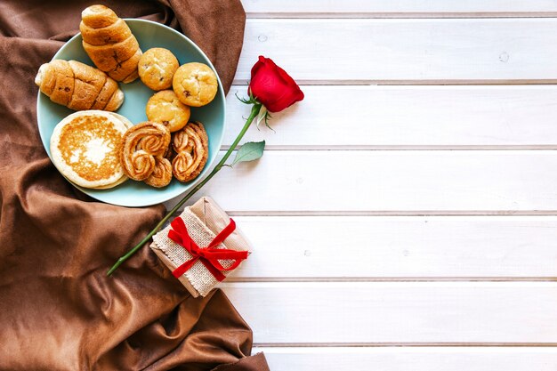 Rose et présent près de la pâtisserie