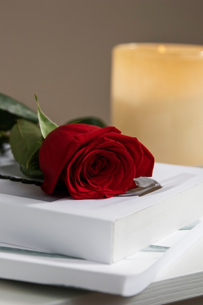 Photo gratuite rose rouge et arrangement de livre sur table