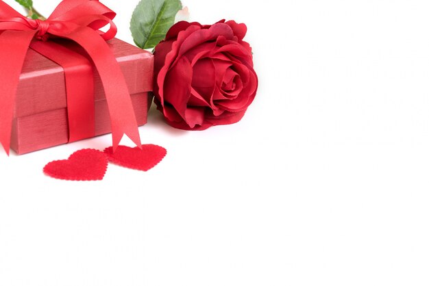 Rose rouge avec cadeau et deux coeurs