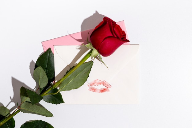 Rose Saint Valentin avec enveloppes et espace copie