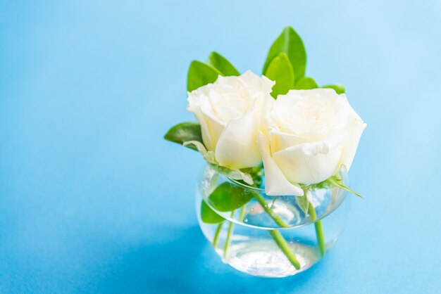 roses heureux bouquet en verre