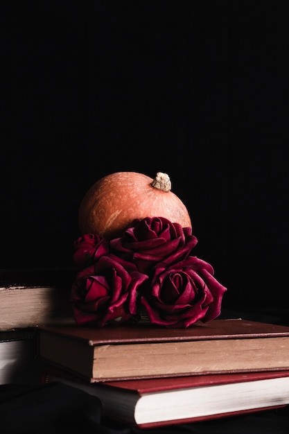 Photo gratuite roses sur les livres avec espace de copie