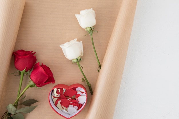 Roses lumineuses avec des coeurs de papier dans une boîte