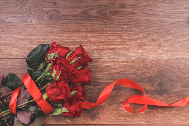 Photo gratuite roses sur une table en bois