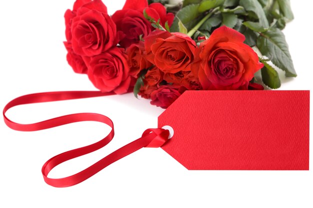 roses Valentine avec étiquette de cadeau rouge