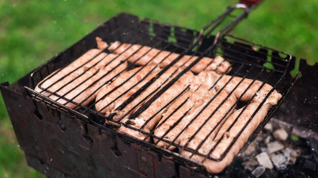 Rôtir la viande sur le gril dans la nature