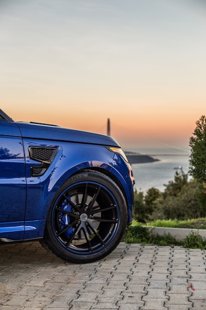 Roue avant droite d'une jeep bleue.