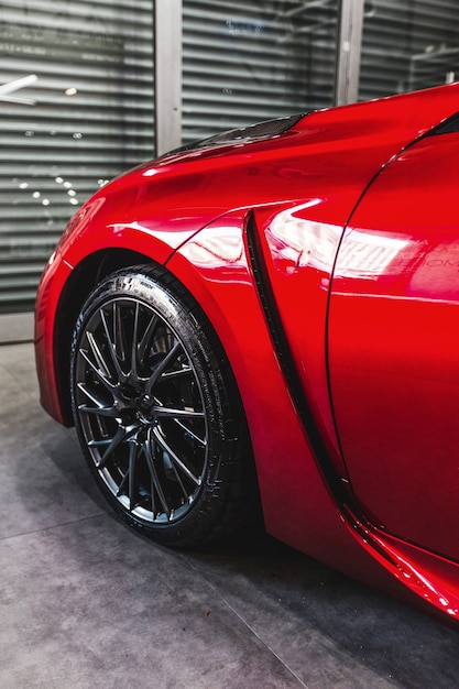 Photo gratuite roue avant gauche d'une voiture de luxe rouge