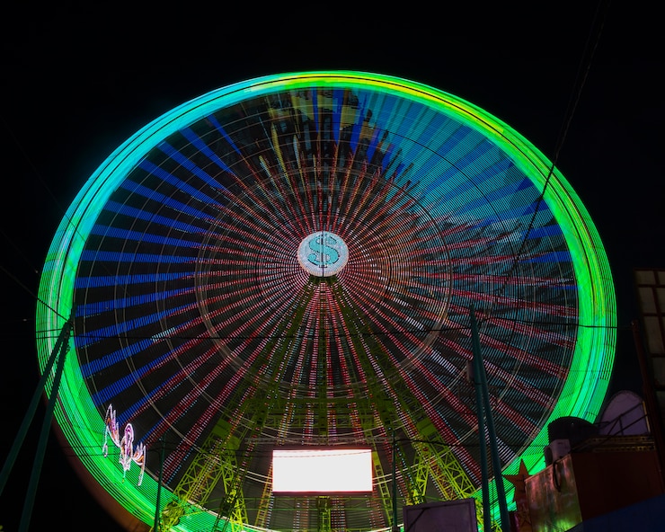 Photo gratuit roue de merveille verte longue vue dans la nuit