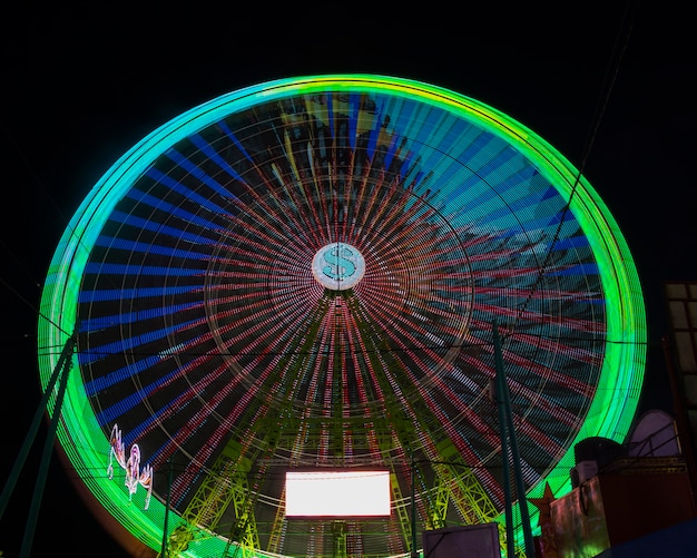 Roue de merveille verte longue vue dans la nuit