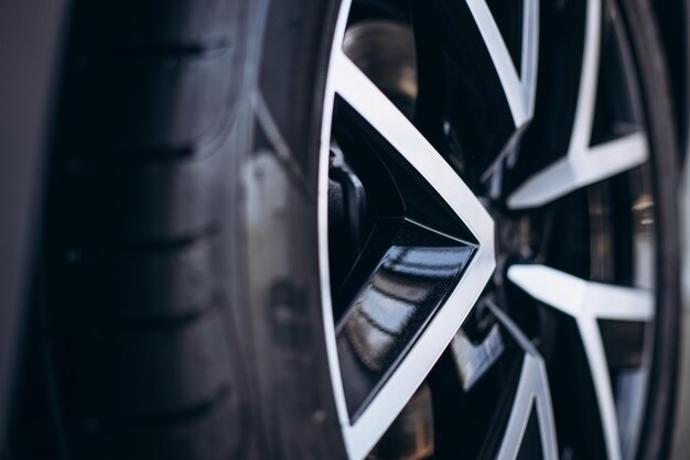 Roue de voiture avec de nouveaux pneus close up