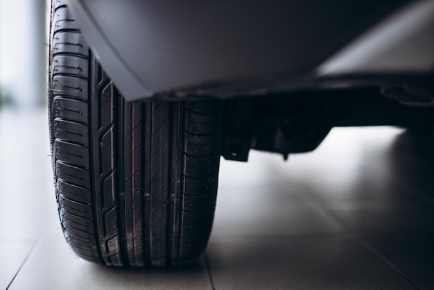 Roue De Voiture Avec De Nouveaux Pneus Close Up