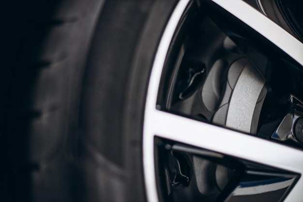 Photo gratuite roue de voiture avec de nouveaux pneus close up