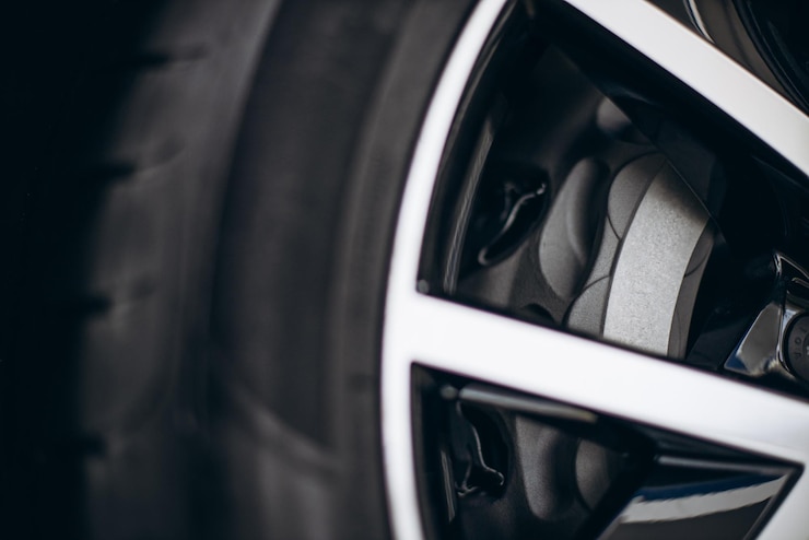 Photo gratuit roue de voiture avec de nouveaux pneus close up