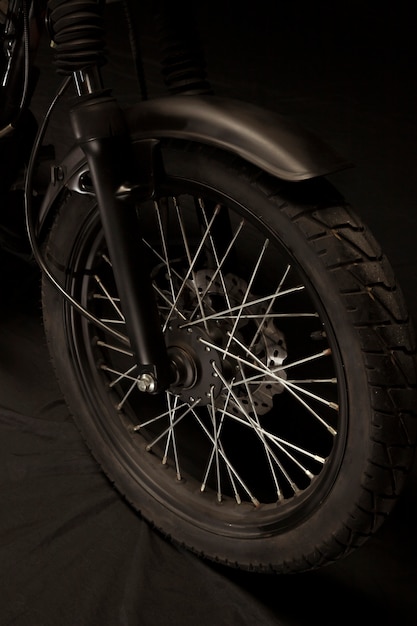 Roues d&#39;une moto de style café racer