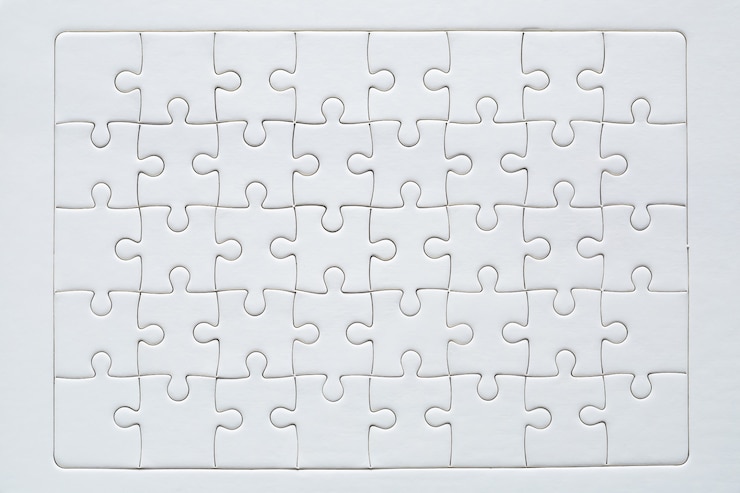Photo gratuit rouge inachevé avec des pièces de puzzle blanches