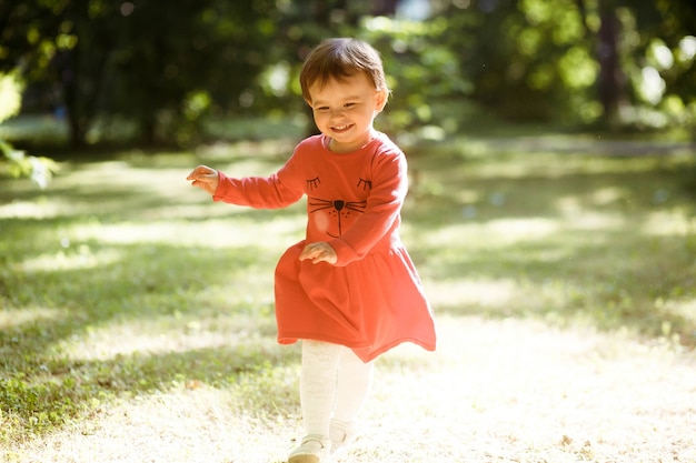 Rouge Jolie Fille Fond Innocence