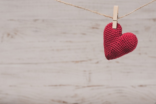 Rouge peluche coeur suspendu à une corde