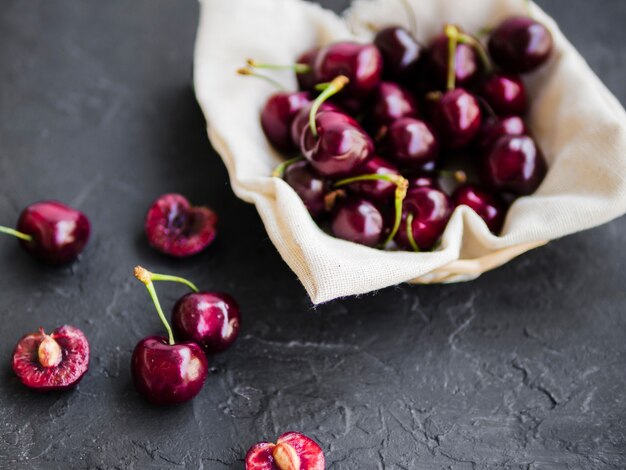 Rouge savoureuse cerise juteuse dans le panier