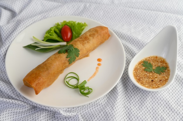 Rouleau aux œufs ou rouleaux de printemps frits sur la plaque blanche de la nourriture thaïlandaise. .