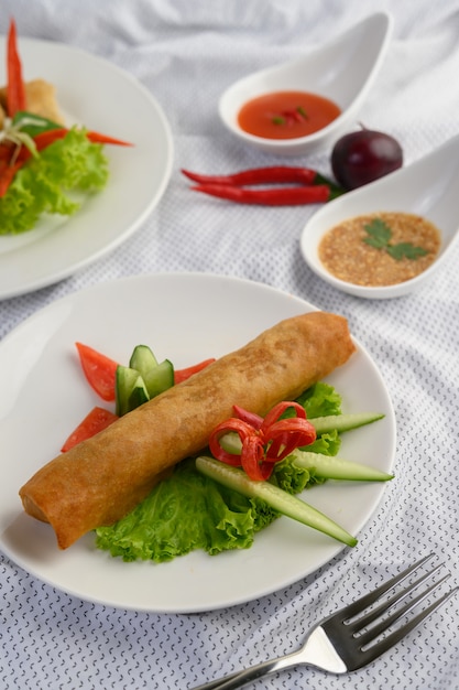 Photo gratuite rouleau aux œufs ou rouleaux de printemps frits sur la plaque blanche de la nourriture thaïlandaise. .