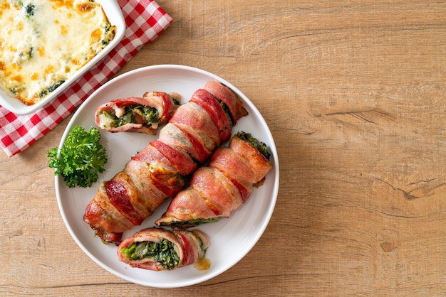 Rouleau De Bacon Cuit Au Four épinards Farcis Et Fromage Photo Premium