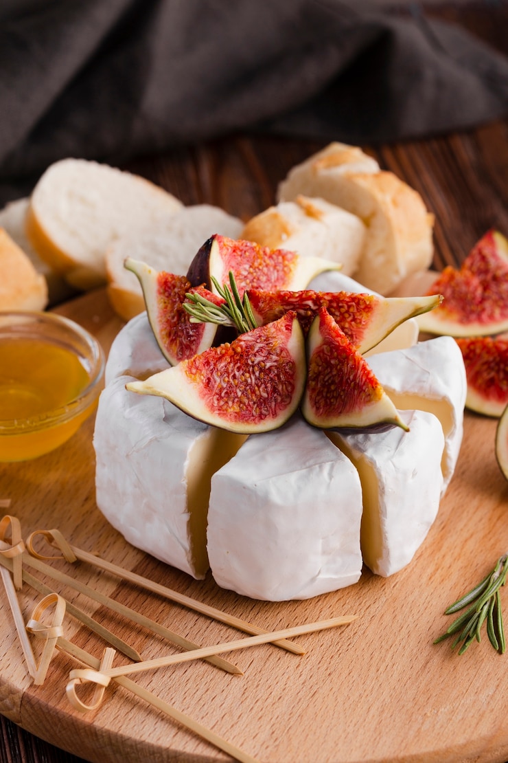 Photo gratuit rouleau de camembert tranché à la figue