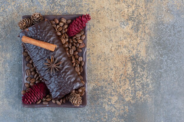 Rouleau de chocolat avec grains de café et pommes de pin. Photo de haute qualité