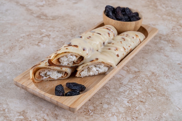 Rouleau de crêpes maison aux raisins secs et lait concentré