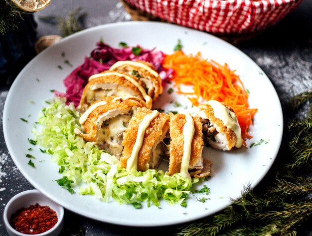 Rouleau frit rempli de champignons et de fromage