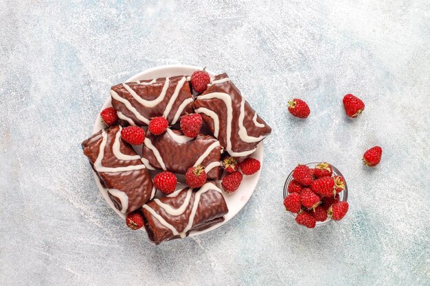 Rouleau de gâteau au chocolat avec confiture de framboise et crème au beurre.