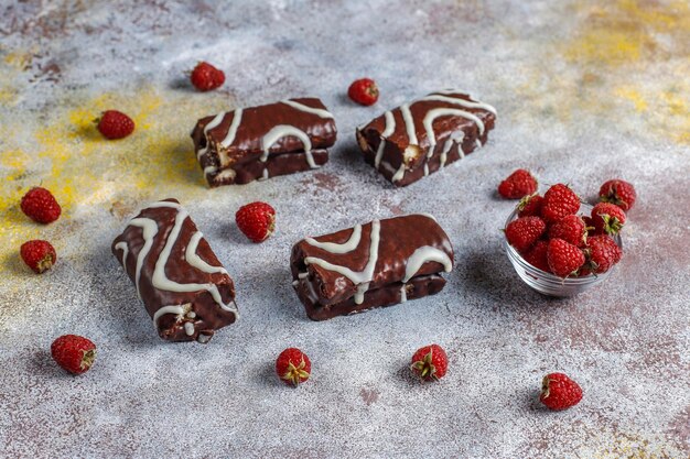 Rouleau de gâteau au chocolat avec confiture de framboise et crème au beurre.