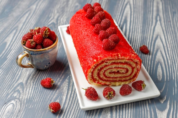 Rouleau de gâteau aux framboises délicieux fait maison.