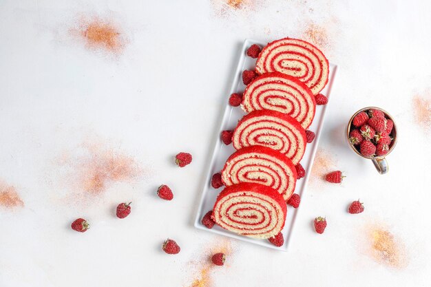 Rouleau de gâteau aux framboises délicieux fait maison.