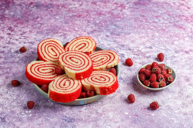 Rouleau de gâteau aux framboises délicieux fait maison.