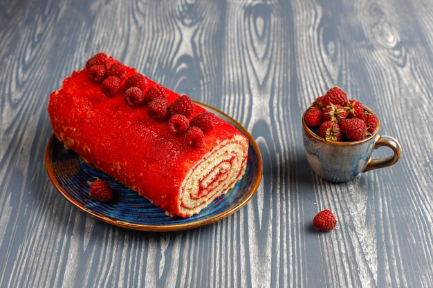 Rouleau de gâteau aux framboises délicieux fait maison.