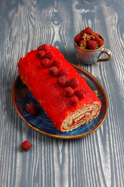 Rouleau de gâteau aux framboises délicieux fait maison.