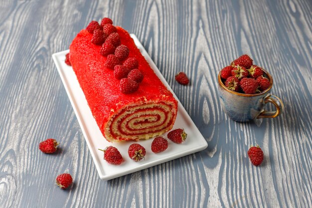 Rouleau de gâteau aux framboises délicieux fait maison.