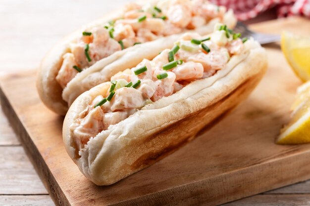 Un rouleau de homard sur une table en bois