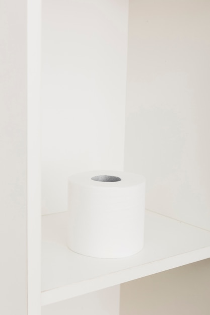 Rouleau de papier toilette grand angle sur étagère