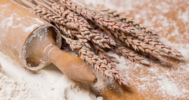 Rouleau à pâtisserie dans la farine