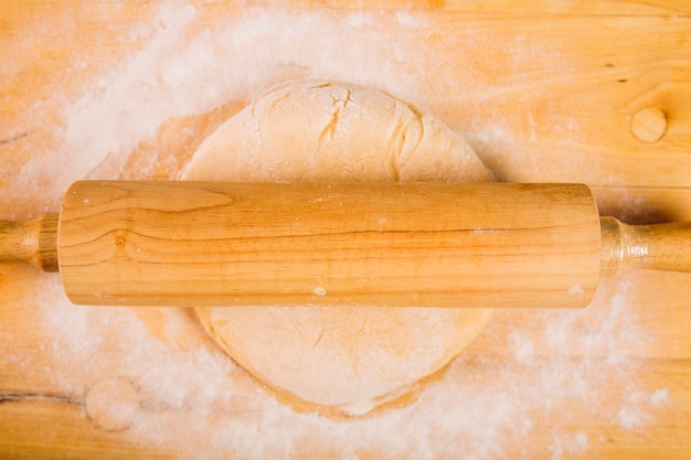 Rouleau à pâtisserie sur la pâte