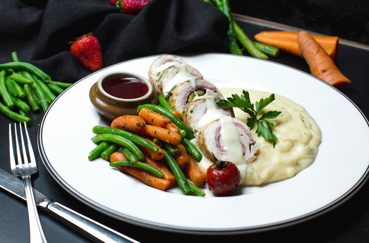 Photo gratuit rouleau de poulet dans une sauce crémeuse aux légumes
