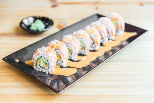 Rouleau de sushi au saumon