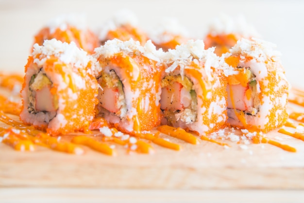 Rouleau de sushi au saumon