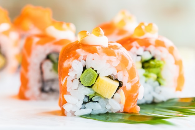 Rouleau de Sushi au saumon