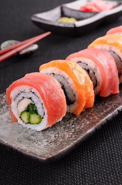 Rouleau de sushi au thon de saumon sur un plat