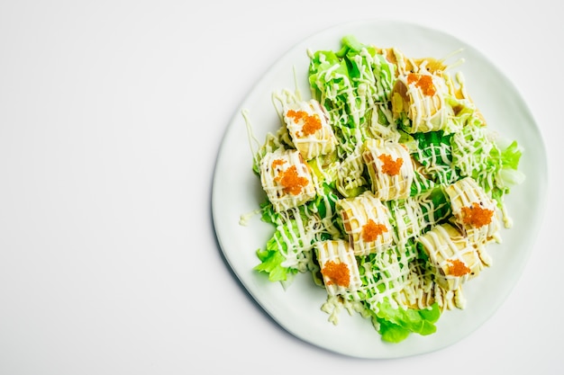 Rouleau de sushi avec du saumon au thon et de l&#39;oeuf sucré à l&#39;intérieur